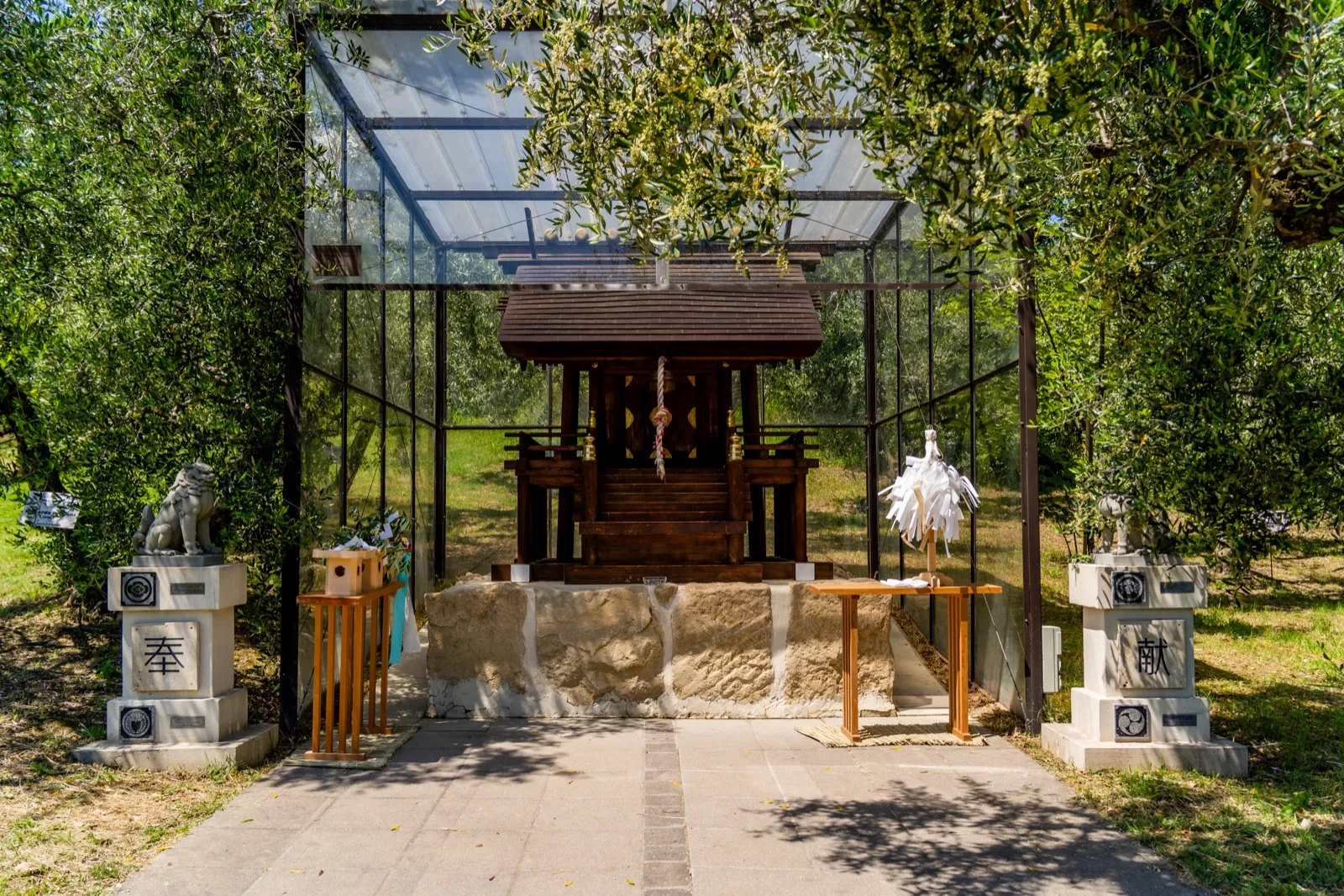 Il padiglione principale del San Marino Jinja tra gli ulivi, con i komainu