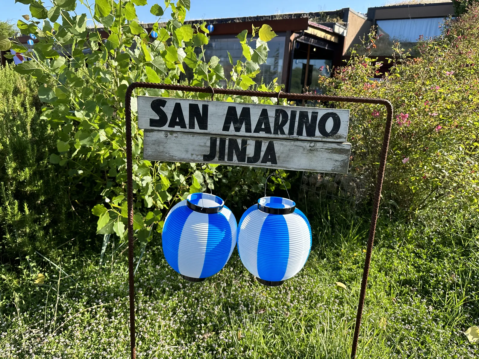 L'insegna del San Marino Jinja con le lanterne