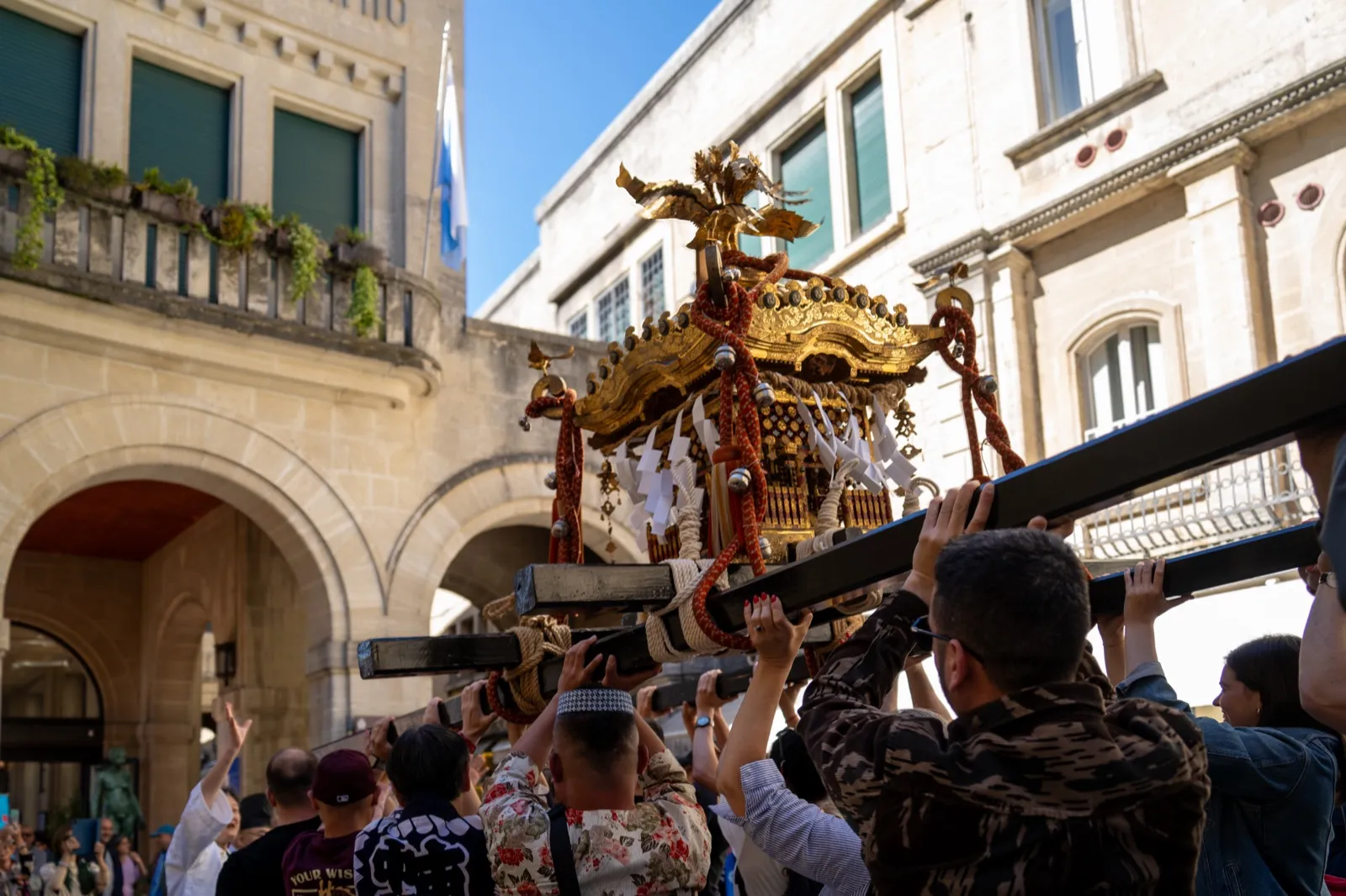 Il mikoshi portato in processione nel centro storico di San Marino