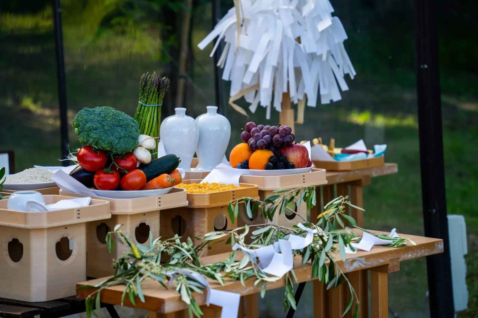 Offerte rituali di frutta e verdura con rami d'ulivo