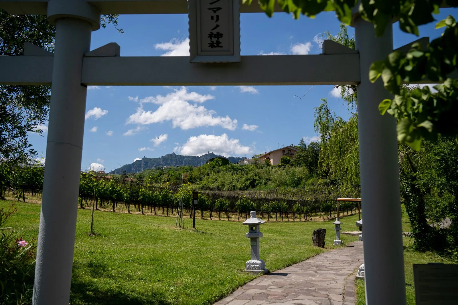 Il Monte Titano visto attraverso il torii